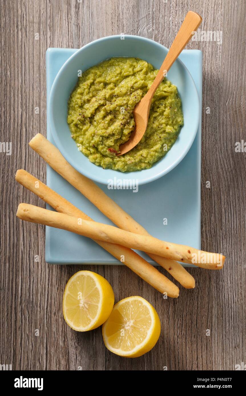 Le guacamole, grissini et citrons Banque D'Images