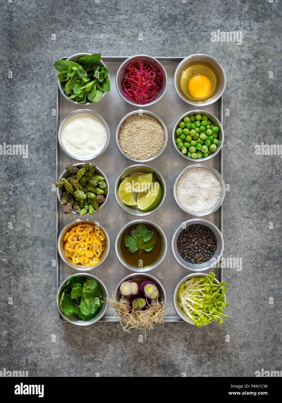 Ingrédients pour faire des hamburgers et des muffins de quinoa dans de petits bols Banque D'Images