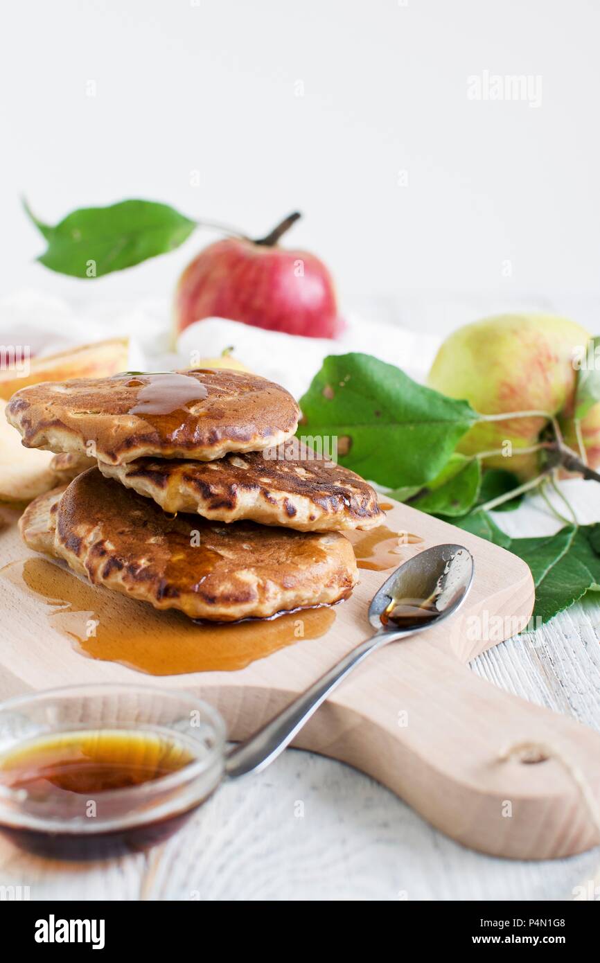 Crêpes au sirop d'Apple Banque D'Images