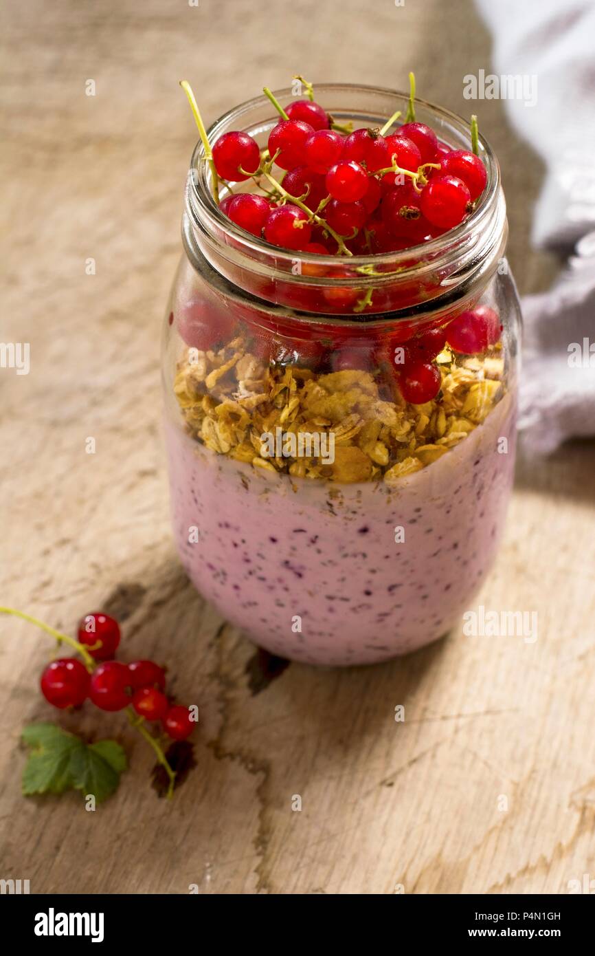 Un petit-déjeuner avec des yaourts, cheia semences et groseilles Banque D'Images