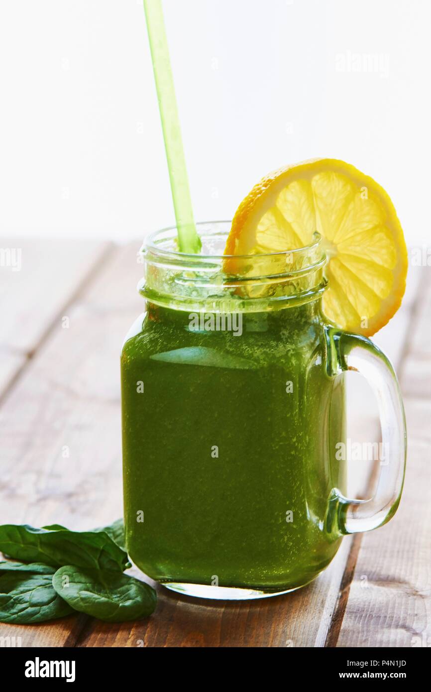 Un Smoothie vert avec une tranche de citron Banque D'Images