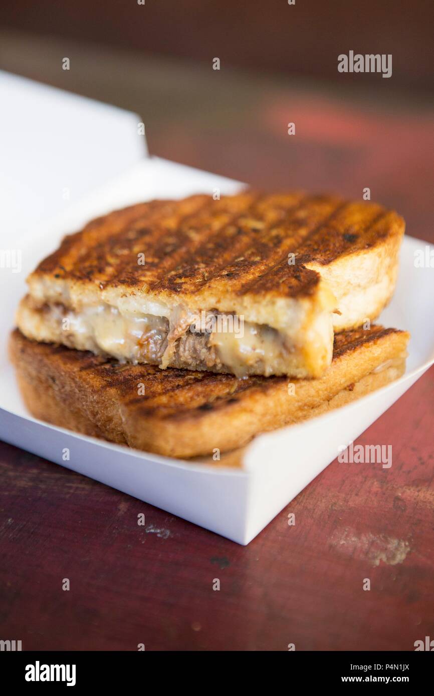 Un sandwich grillé avec de la viande et fromage Banque D'Images