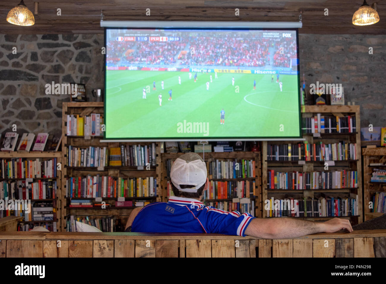 Fan de foot à regarder la Coupe du Monde 2018 à la télévision Banque D'Images