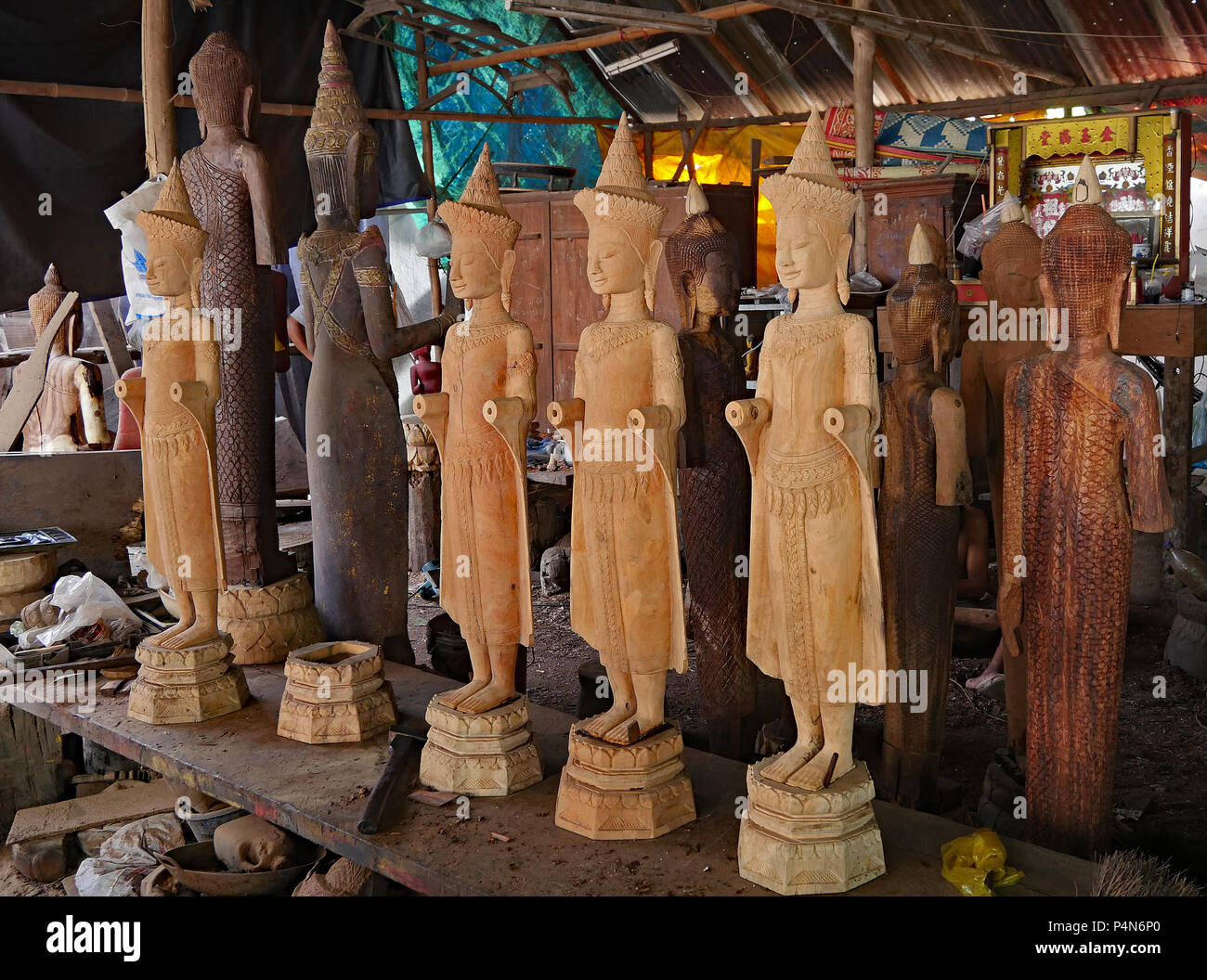 Vieille maison de bois récupérés sont recyclés et transformés en œuvres d'art par des artisans qualifiés dans un atelier clandestin au Cambodge. Banque D'Images