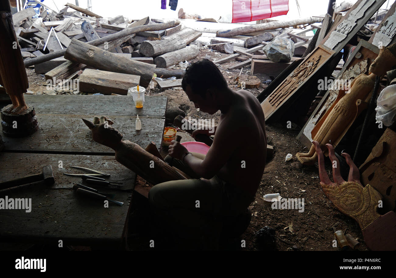 Vieille maison de bois récupérés sont recyclés et transformés en œuvres d'art par des artisans qualifiés dans un atelier clandestin 'Studio' au Cambodge. Banque D'Images