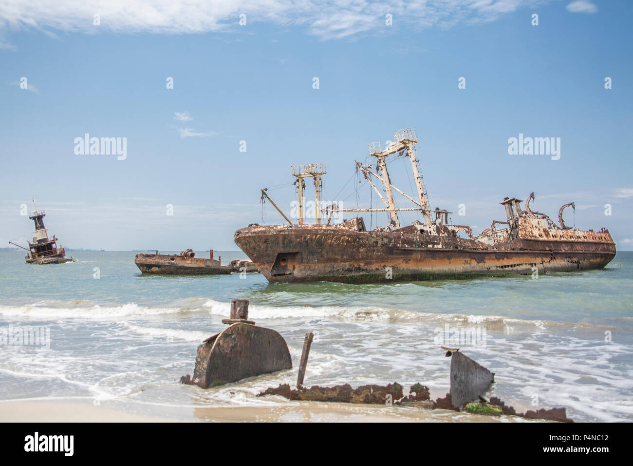 Cimetière de Navires - Navires abandonnés carcasses dans l'océan atlantique, l'Angola, l'Afrique Banque D'Images