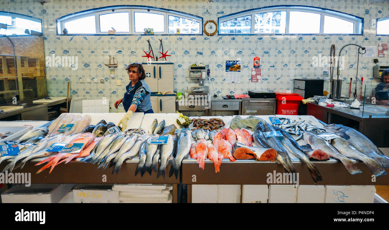 Cascais, Portugal - Juin 9th, 2018 : grand angle de visualisation de poisson frais local dans le marché du village de Cascais, Portugal Banque D'Images