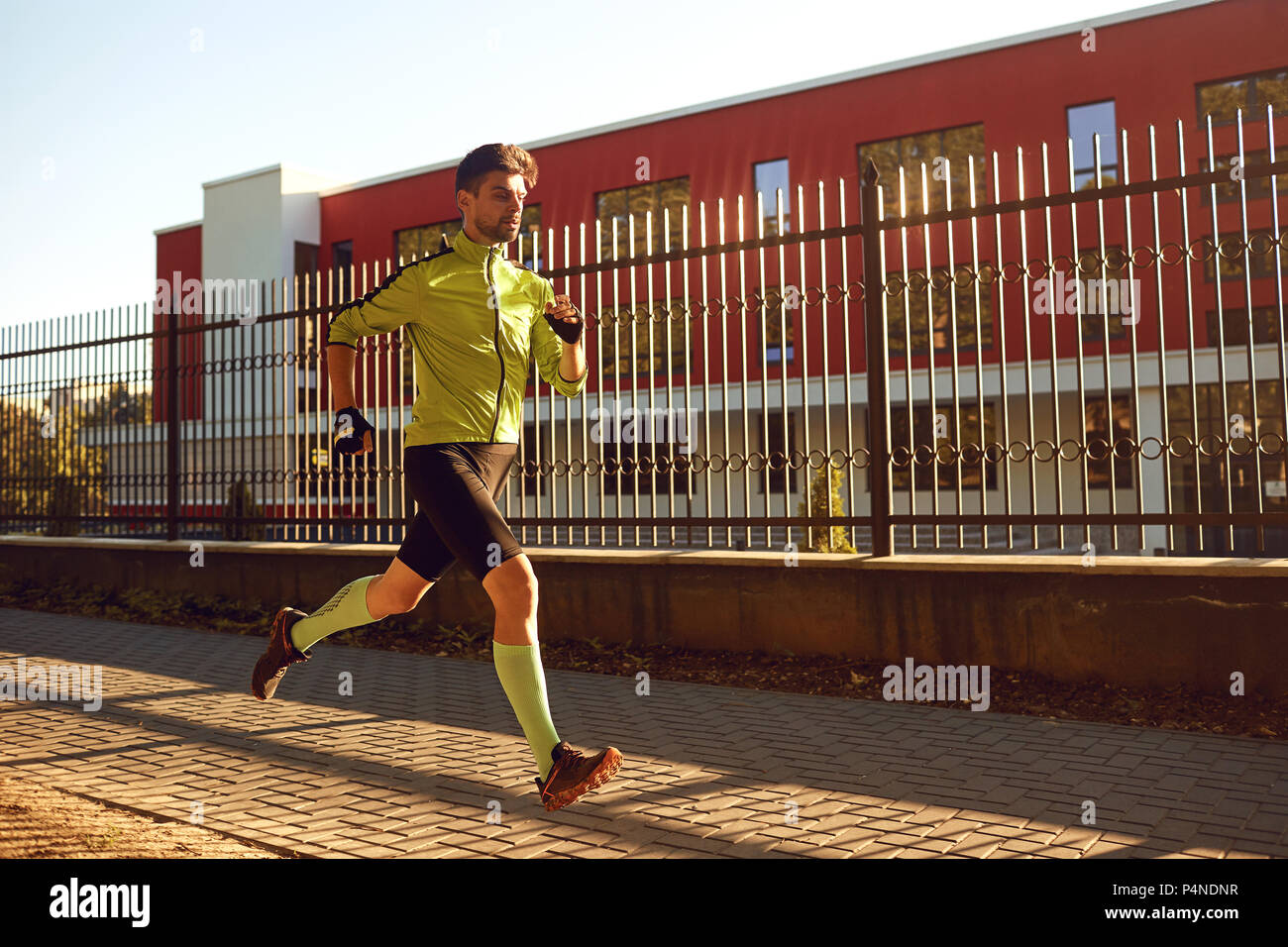 Un homme sportif passe à travers les rues de la ville Banque D'Images