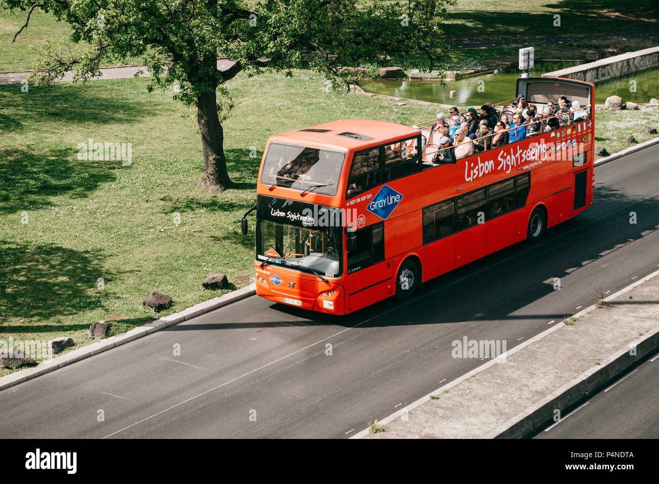 Lisbonne, juin 18, 2018 : A red bus touristique auprès des touristes à cheval autour de la ville. Sites touristiques de Lisbonne. Banque D'Images