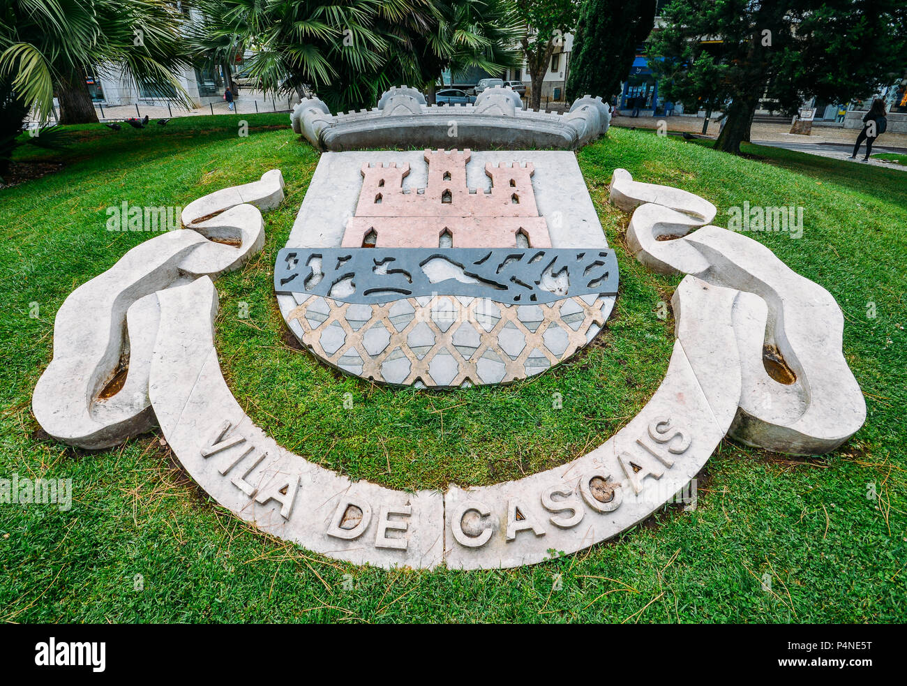 Cascais, Portugal - Juin 9th, 2018 : un panneau à l'entrée de Cascais, Porrtugal avec l'emblème de la ville sur l'herbe Banque D'Images