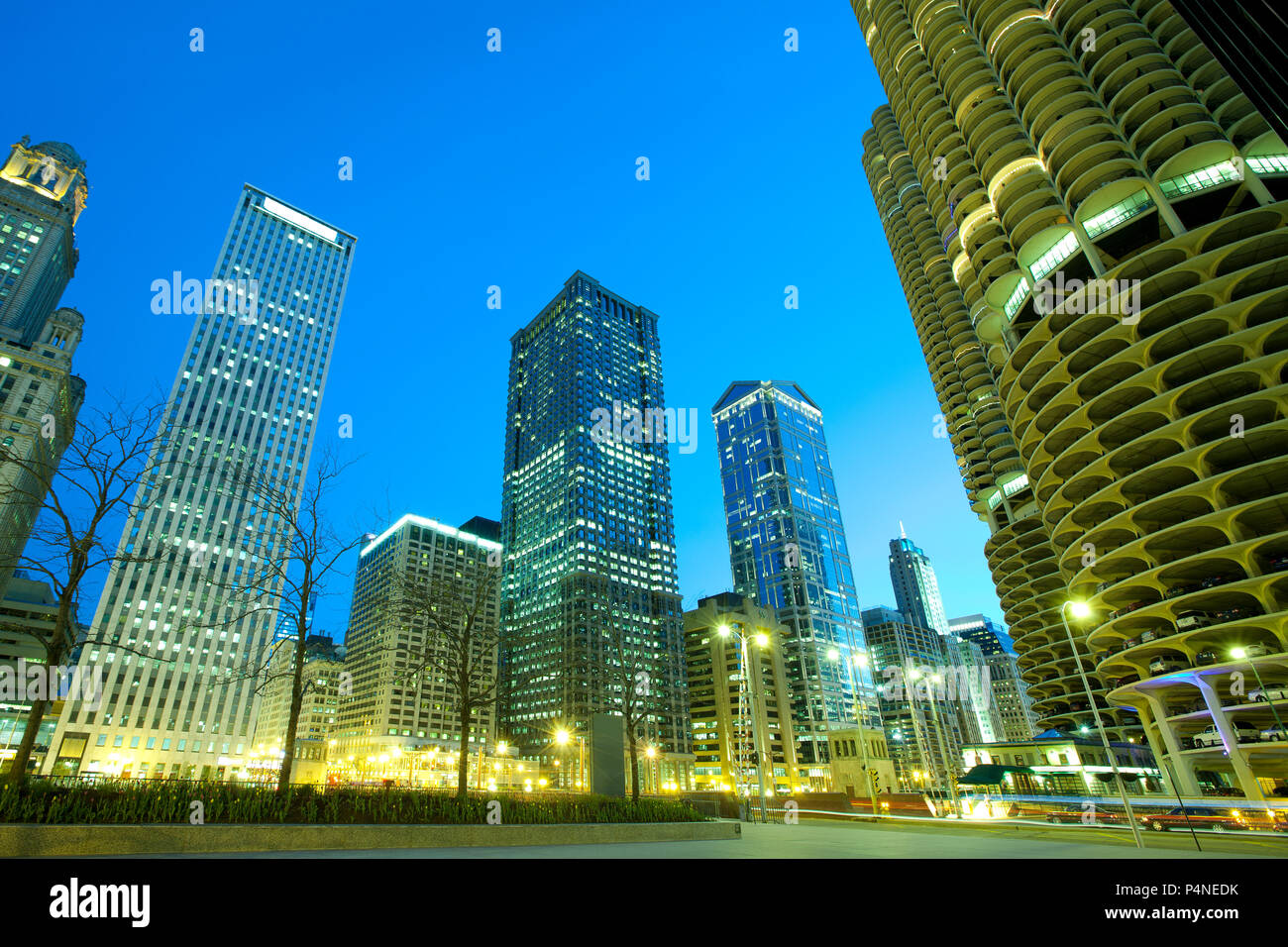 Bâtiments sur Wacker Drive sur la rive du fleuve de Chicago, Chicago, Illinois, États-Unis Banque D'Images