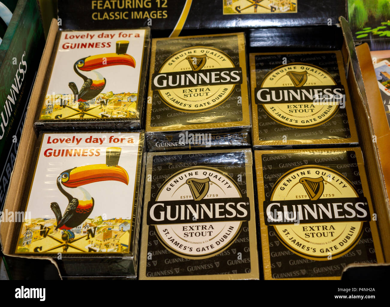 La bière Guinness jouer aux cartes avec un logo toucan. Banque D'Images