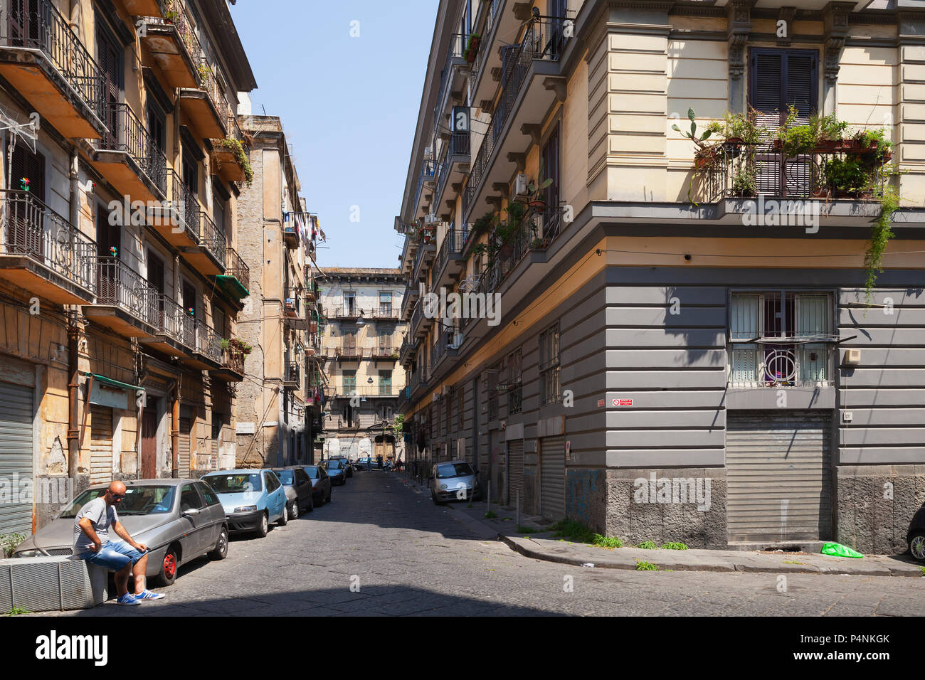 Naples, Italie - 9 août 2015 : vue sur la rue de Naples, l'homme ordinaire se trouve près des voitures en stationnement Banque D'Images