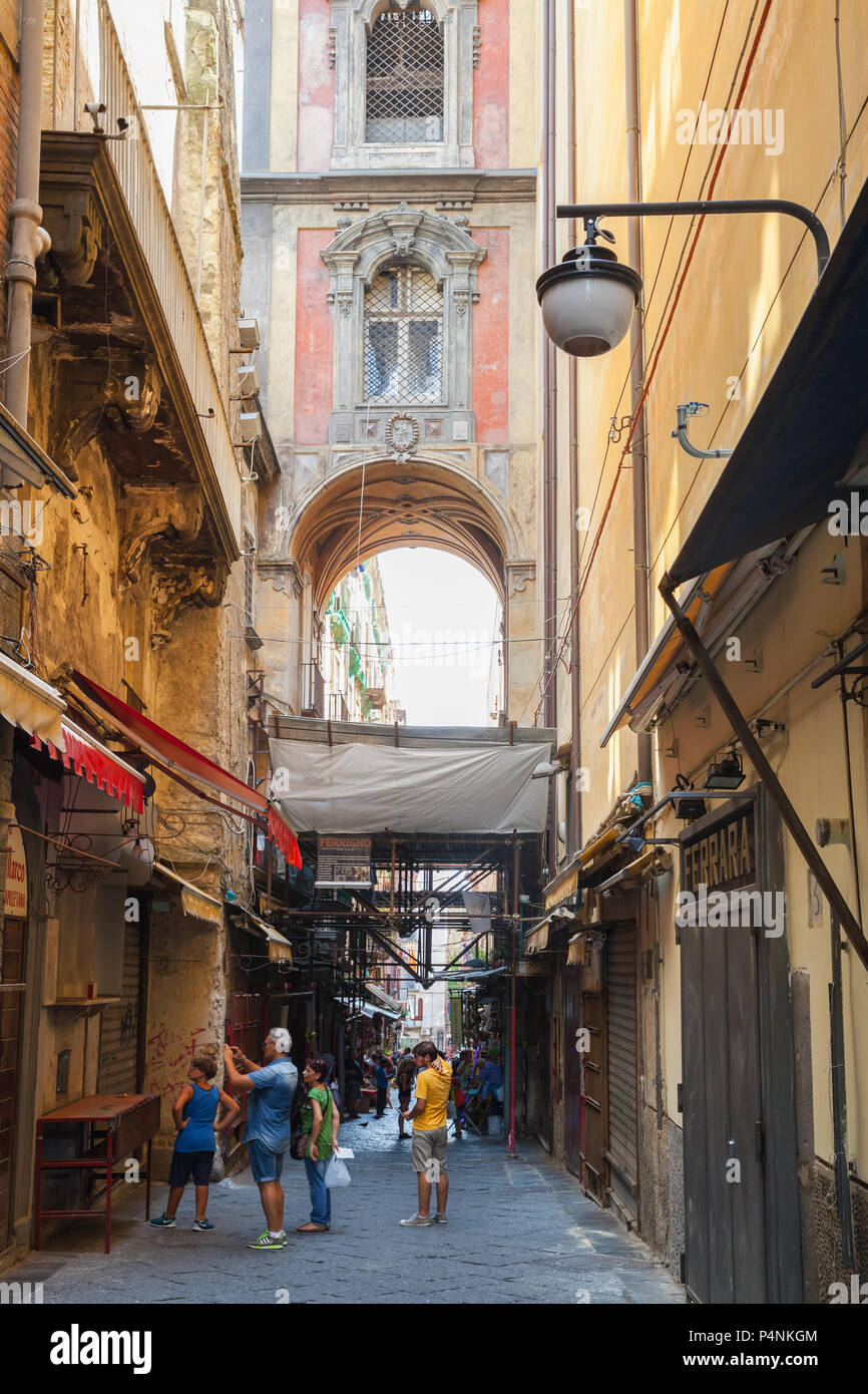 Naples, Italie - 9 août 2015 : les touristes ordinaires à pied sur la rue étroite, vieille ville de Naples Banque D'Images