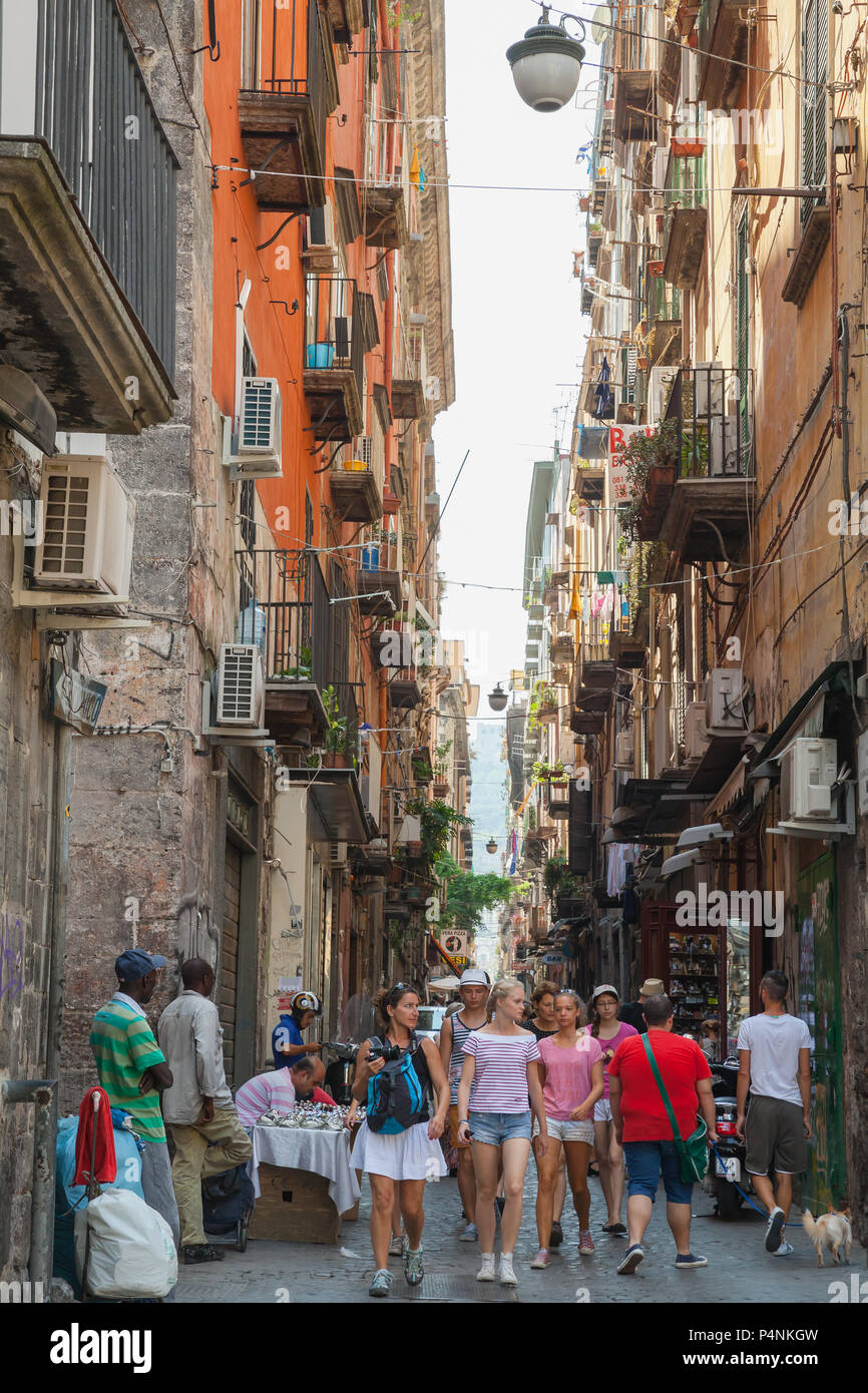 Naples, Italie - 9 août 2015 : les gens ordinaires et les touristes à pied sur la rue étroite, vieille ville de Naples Banque D'Images
