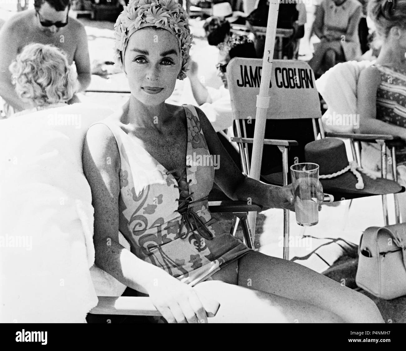 Titre original : DISQUE CONTRAT. Titre en anglais : DISQUE CONTRAT. Directeur : S. LEE Film POGOSTIN. Année : 1969. Stars : LILLI PALMER. Credit : TCF / Album Banque D'Images