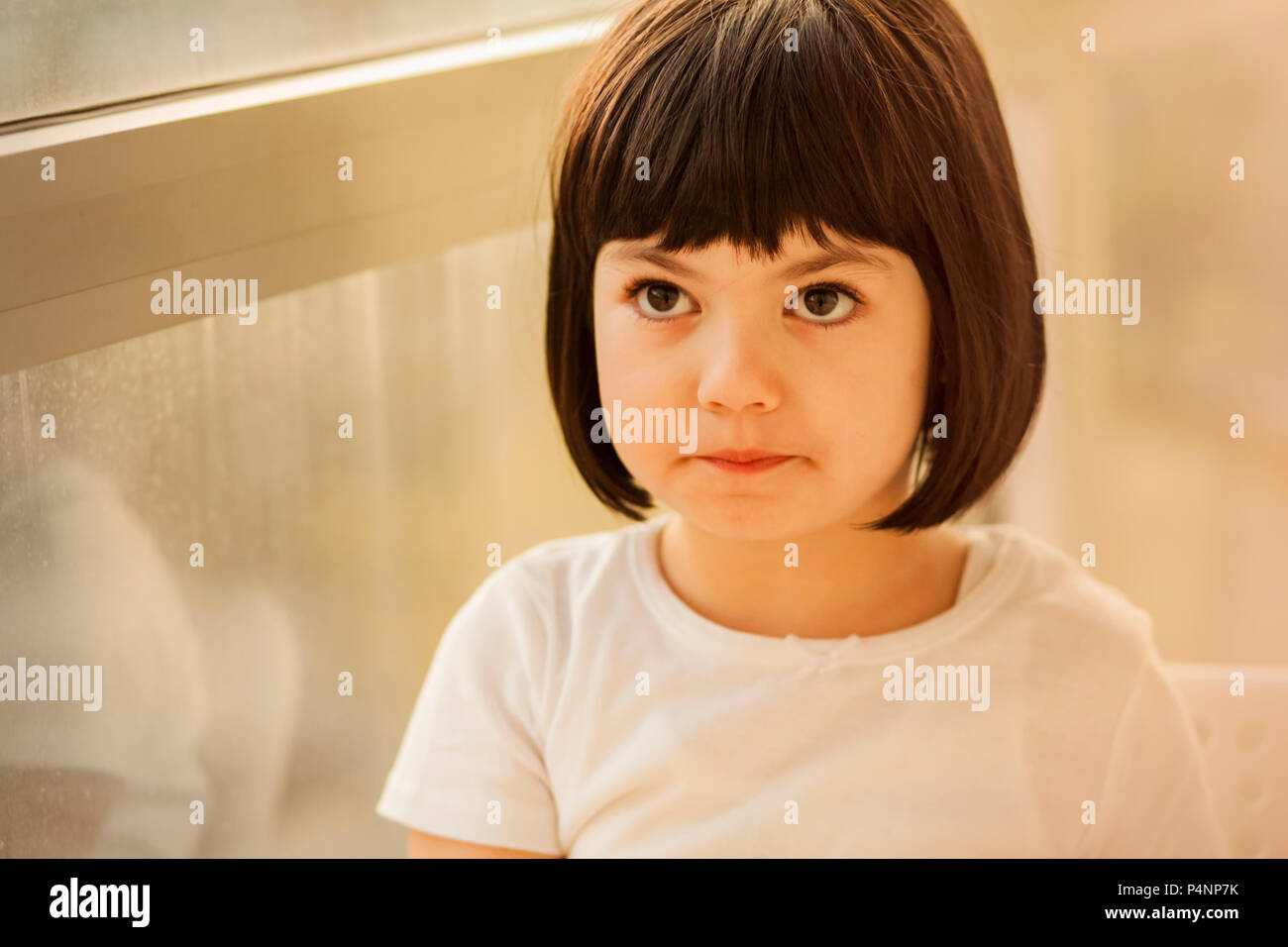 Portrait de petite fille cheveux noir Banque D'Images