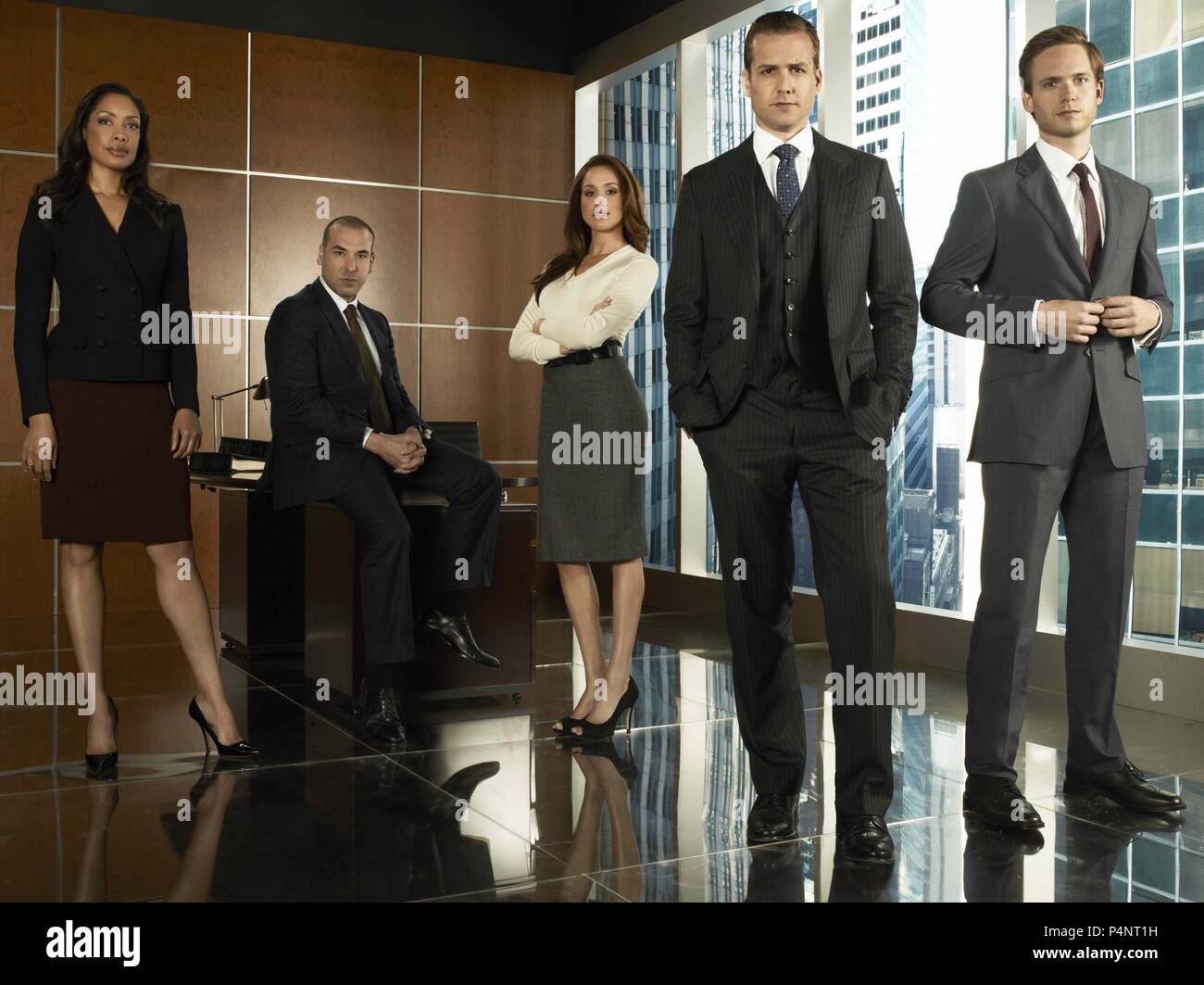 Film Original Titre : costumes. Titre en anglais : costumes. Directeur de film : AARON KORSH. Année : 2011. Stars : Rick Hoffman ; Gabriel Macht ; GINA TORRES ; MEGHAN MARKLE ; PATRICK J. ADAMS. Câble universel Crédit : PRODUCTIONS / Album Banque D'Images