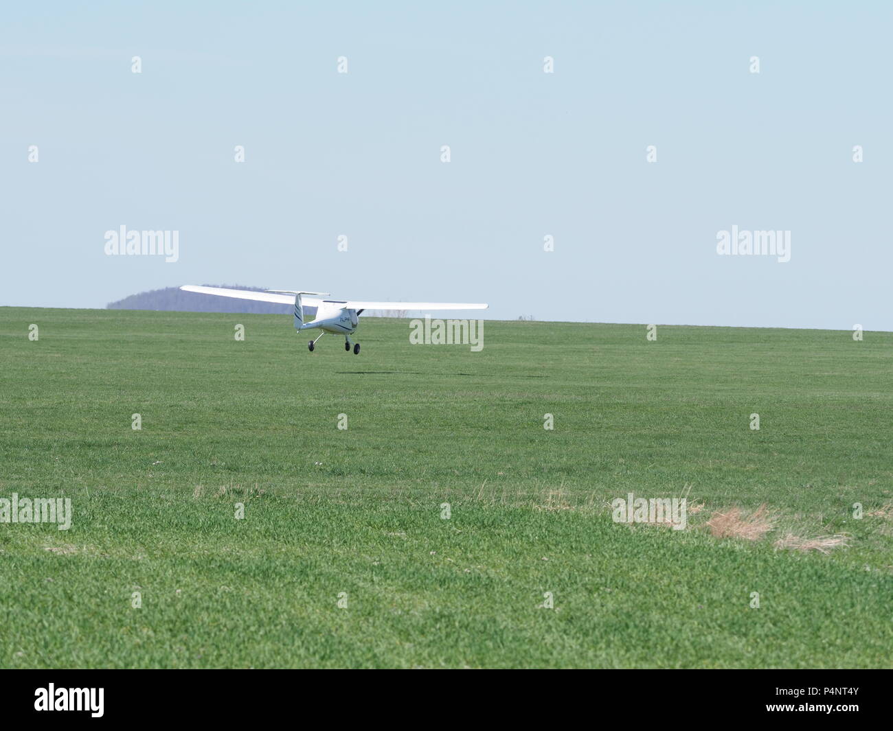 BIELSKO-BIALA, POLOGNE SUR AVRIL 2018 : Avis de Pipistrel blanc Formateur Alpha SP PLACES avion sur l'aérodrome de Grassy, roulage au décollage, appartient à la clu Banque D'Images