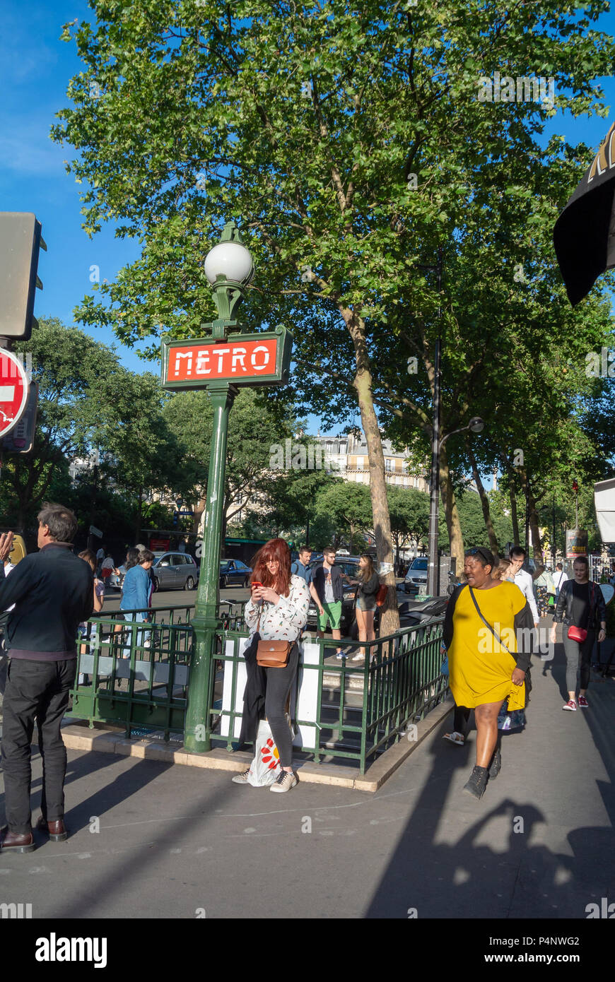 Les gens autour de l'entrée de la station de métro parisien, Paris, IDF, France Banque D'Images