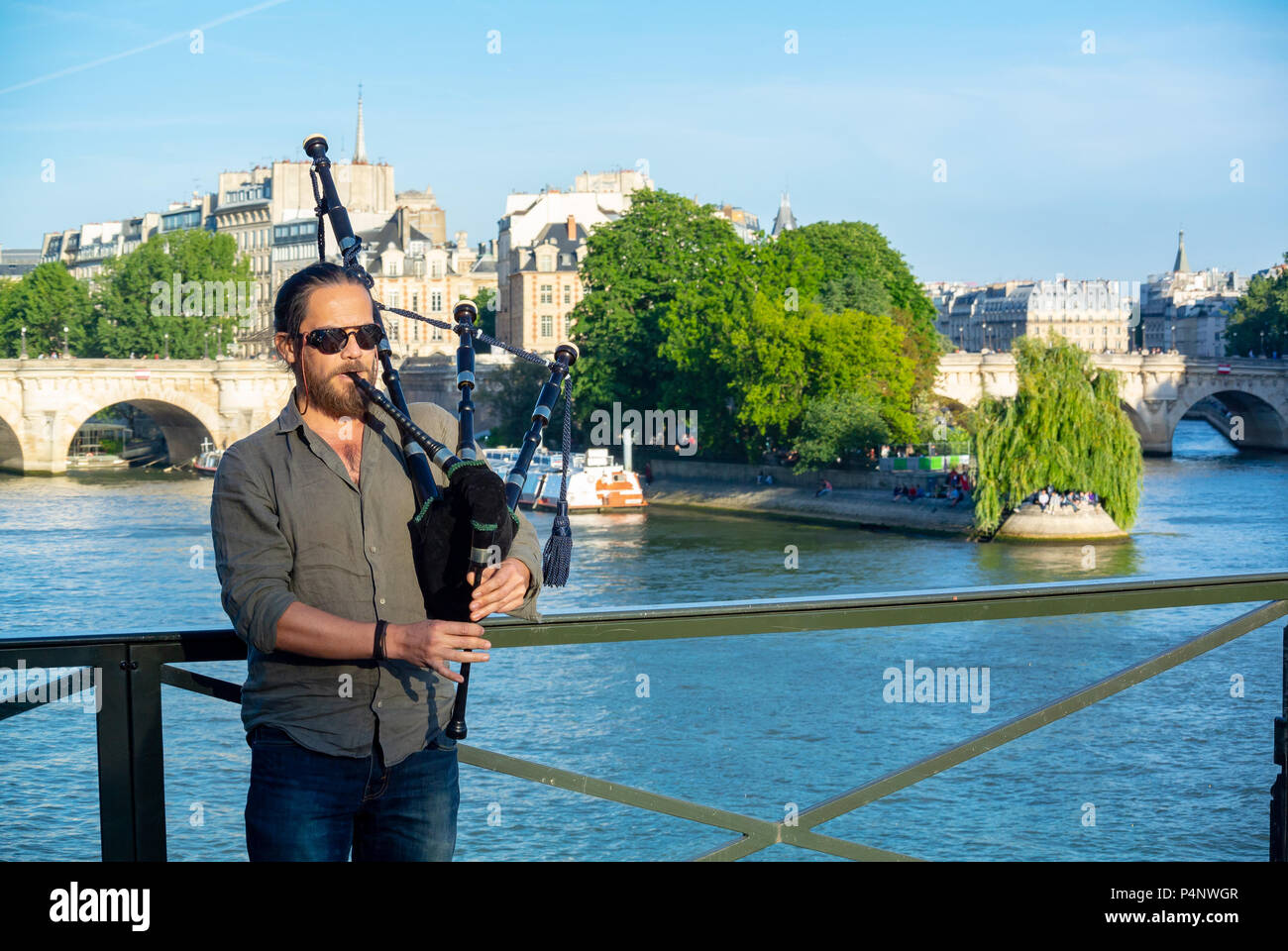 Paris, France, musicien de race blanche jouant un tuyau en écossais Fête de la musique, fête de la musique sur le Pont des Arts (Pont des Arts) Banque D'Images