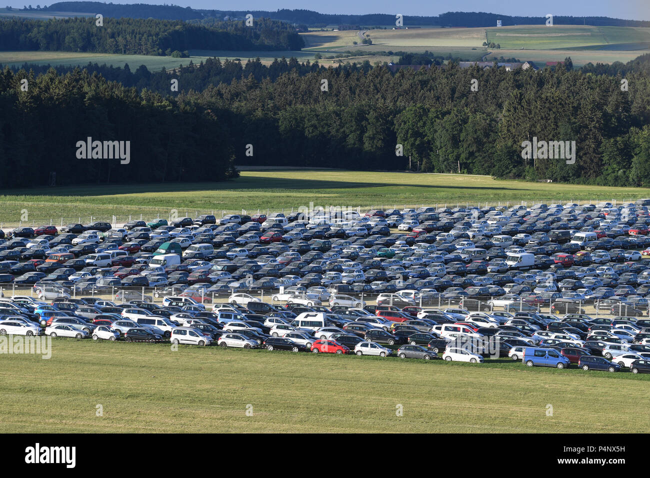 22 juin 2018, l'Allemagne, Neuhause ob Eck : des centaines de voitures sur les champs en face de la Southside Festival. Le festival dure jusqu'au 24 juin 2018. Photo : Felix K tle/dpa Banque D'Images