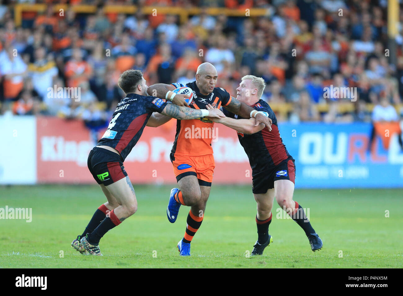 Castleford, UK. Vendredi 22 juin 2018 , Mend-A-Jungle flexible Stadium, Angleterre ; Betfred Super League, Castleford Tigers v Wigan Warriors ; Jake Webster de Castleford Tigers est abordé par Oliver Gildart de Wigan Warriors et Gabe Hamlin de Wigan Warriors Crédit : News Images /Alamy Live News Banque D'Images