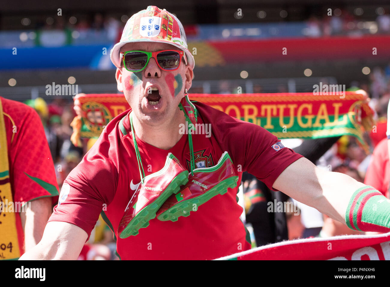 Un Portugais fans acclamant avant le match, ventilateur, fans, spectateurs,  supporters, sympathisants, fonction, en général, Randmotiv, half-length  portrait, Portugal (POR) - Maroc (MAR) 1 : 0, premier tour, groupe B, jeu  19,