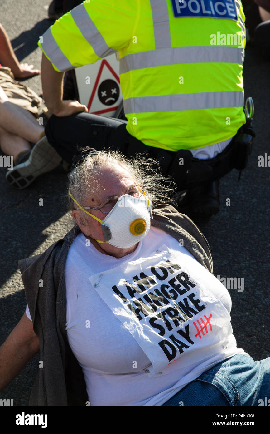 Londres, Royaume-Uni. 22 Juin, 2018. Genny Sherer de voter non, Heathrow qui est en grève de la faim depuis 14 jours, bloque la route à la place du Parlement pour protester contre les projets du gouvernement pour permettre, et le manque de main-d'opposition, une troisième piste à l'aéroport de Heathrow. Un vote sur la question doit avoir lieu à la Chambre des communes le lundi et les militants ont notamment fait l'appelant sur le Parti du Travail pour fouetter ses députés à s'opposer à l'expansion d'Heathrow. Banque D'Images