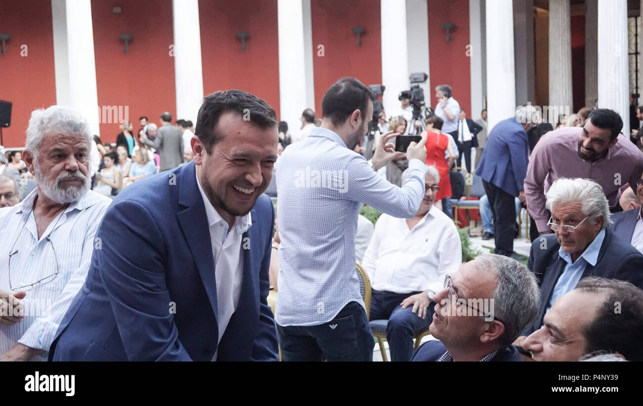 Athènes, Grèce. 22 Juin, 2018. Nikos Papas, ministre de la politique numérique, Télécommunications et Médias vu d'avance sur Alexis Tsipras's address.Le Premier ministre grec Alexis Tsipras répond aux députés de son parti portant une cravate pour la première fois en plus de trois ans. La Grèce a résolu ses problèmes d'endettement, et pendant son discours, Tsipras a salué l'accord de vendredi à Luxembourg. Credit : Ioannis Alexopoulos SOPA/Images/ZUMA/Alamy Fil Live News Banque D'Images