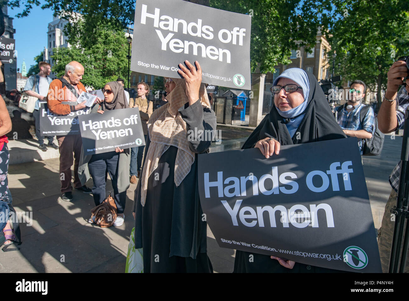 Londres, Royaume-Uni. 22 juin 2018. Les militants participent à une manifestation organisée par l'arrêt de la guerre et dont un certain nombre de Yéménites à Downing St contre l'agression par les forces gouvernementales soutenues par l'Arabie sur le port yéménite de Hodeidah, le chef de point d'entrée pour l'aide humanitaire au Yémen. Crédit : Peter Marshall/Alamy Live News Banque D'Images