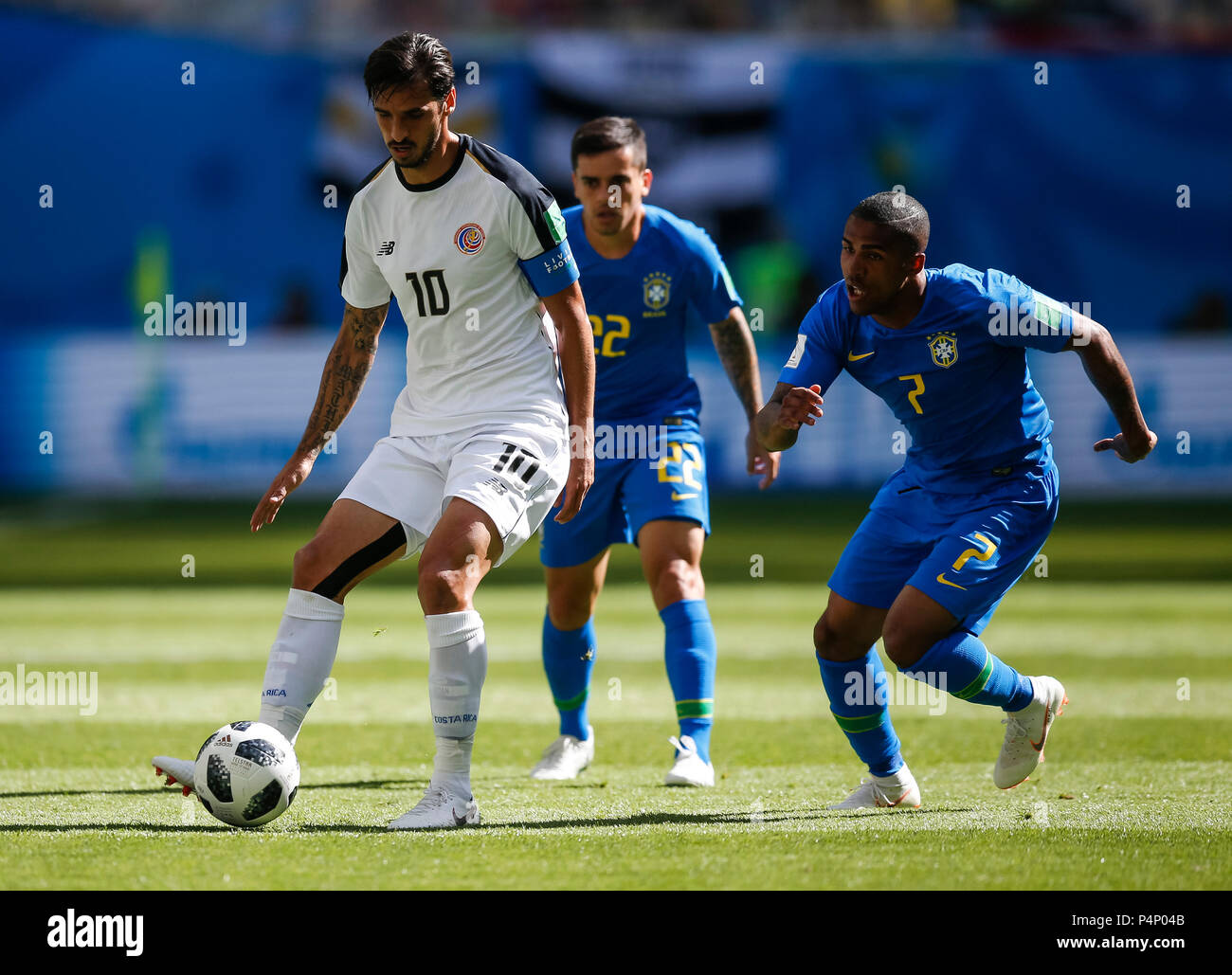 Saint Petersburg, Russie. 22 juin 2018. Bryan Ruiz du Costa Rica et Douglas Costa du Brésil pendant la Coupe du Monde 2018 Groupe E match entre le Brésil et le Costa Rica au Stade de Saint-Pétersbourg le 22 juin 2018 à Saint-Pétersbourg, en Russie. (Photo de Daniel Chesterton/phcimages.com) : PHC Crédit Images/Alamy Live News Banque D'Images