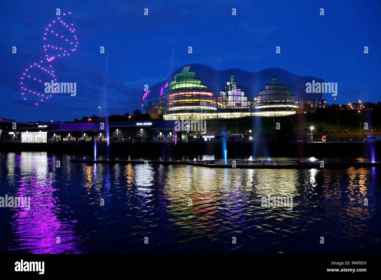 Newcastle, Royaume-Uni. 22 juin 2018. Drone afficher lors de la cérémonie d'ouverture de la grande exposition du Nord à Newcastle-upon-Tyne, en Angleterre. Les 80 jours du festival, une célébration de l'innovation, le patrimoine industriel et les arts et se déroule jusqu'au 9 septembre 2018. Crédit : Stuart Forster/Alamy Live News Banque D'Images