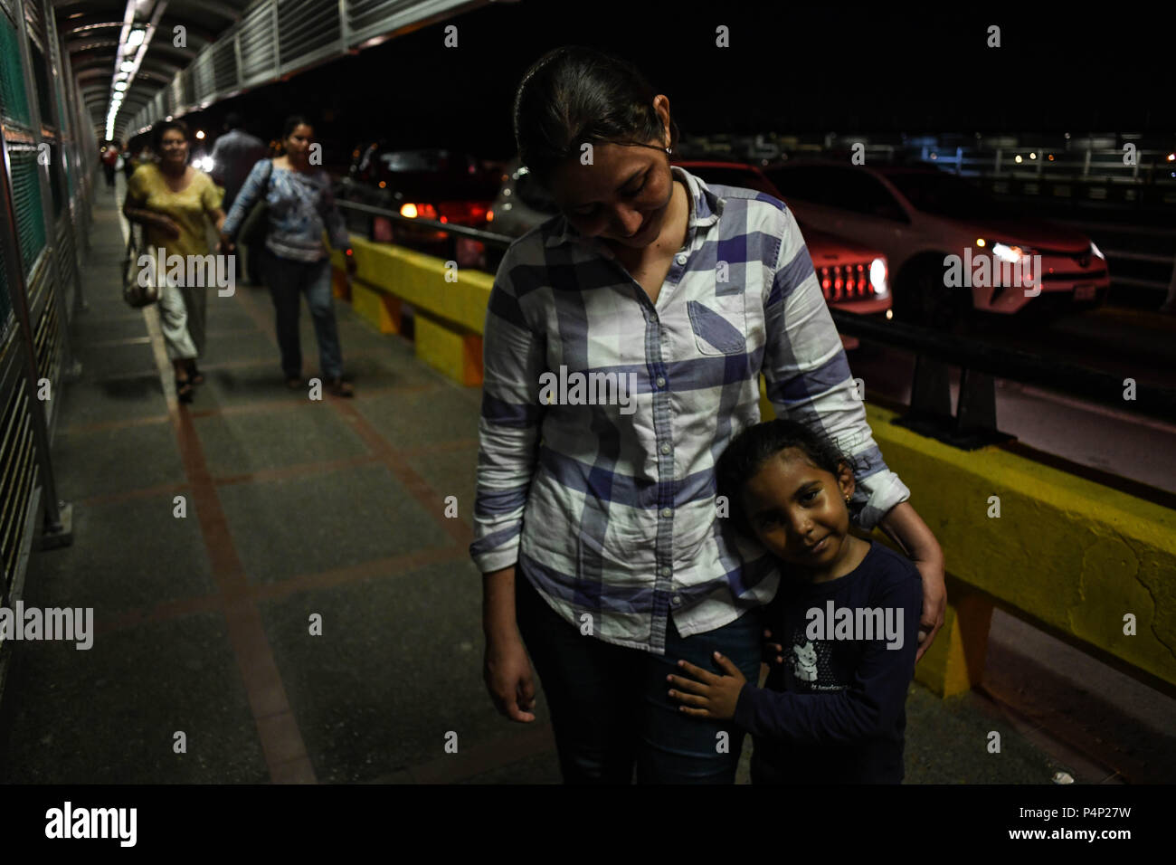 Brownsville, Texas, USA. 22 Juin, 2018. Xiomara, 24 et sa fille Lizzie, 5, de San Pedro Sula, Honduras, arrivée le vendredi soir à la frontière entre les États-Unis et le Mexique sur le pont de passerelle internationale, où les agents d'immigration américains ont essayé de les détourner, disant que les maisons d'hébergement pour demandeurs d'asile ont plein, selon les femmes. Credit : ZUMA Press, Inc./Alamy Live News Banque D'Images