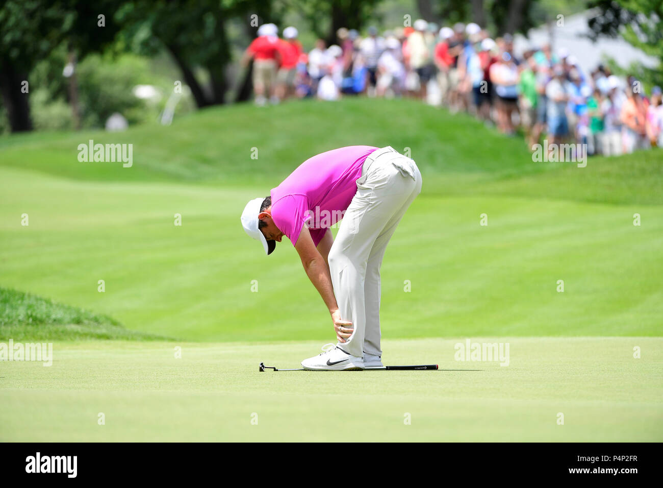 Cromwell, CT, USA. 22 Juin, 2018. Rory McIlroy de l'Irlande du Nord réagit à un putt manqué sur le 9e green lors de la seconde journée de jeu de jouer au tournoi de golf PGA Championship Voyageurs, tenue à PTC River Highland dans Cromwell, CT. Eric Canha/CSM/Alamy Live News Banque D'Images