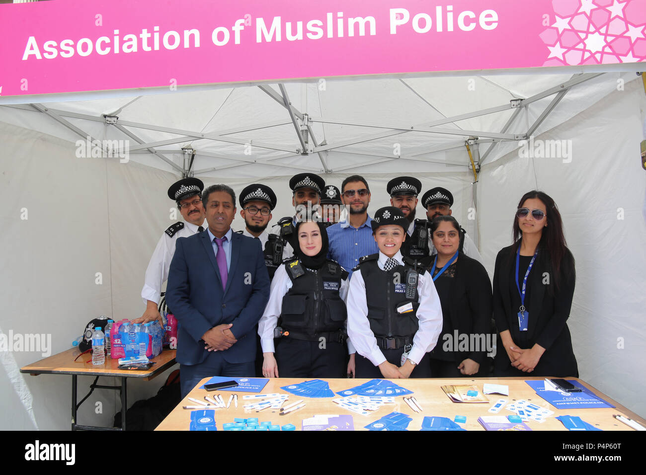 Londres, Royaume-Uni. Le 23 juin 2018. Trafalgar Square, l'Eid ont organisé une fête religieuse musulmane qui marque la fin du mois sacré du Ramadan qui marque la fin d'Saoum ,ou le jeûne,plein de stands vendant des aliments islamique traditionnelle,la promotion de la culture islamique, l'art et de lieux à visiter et d'un spectacle par la police musulmane de Londres ainsi que différents appels aux dons pour aider dans les lieux de besoin@Paul/Quezada-Neiman Alamy Live News Banque D'Images
