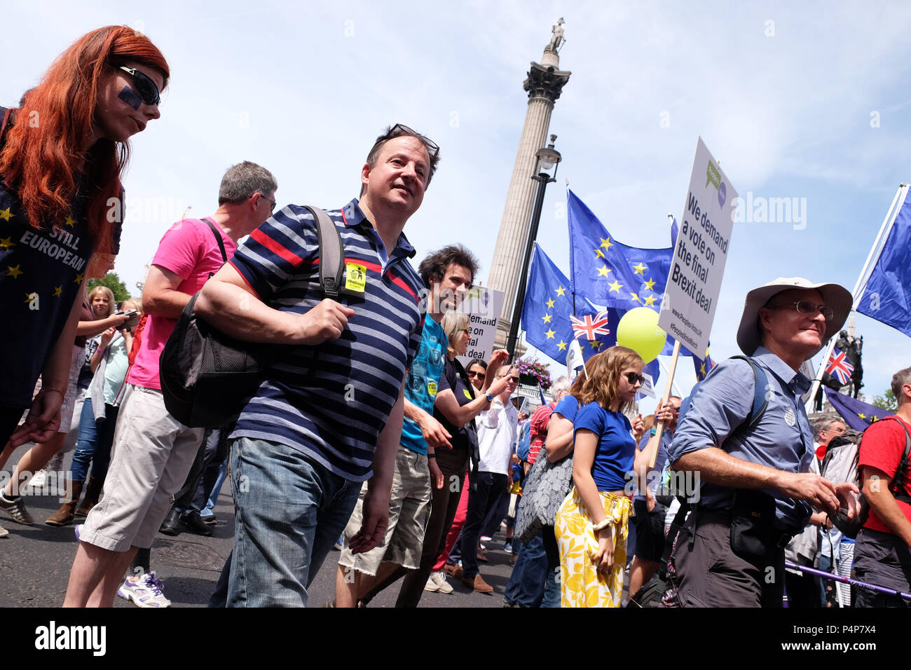 Brexit vote du peuple mars London UK - Samedi 23 Juin 2018 - les manifestants mars à Trafalgar Square à Whitehall en route un second vote sur la demande finale de la transaction - Brexit Steven Mai /Alamy Live News Banque D'Images