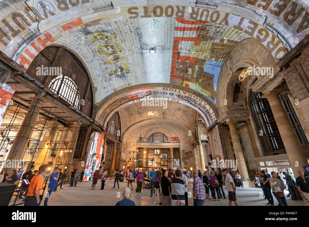 Detroit, Michigan, USA - 22 juin 2018 - Après avoir acheté le négligé du Michigan Central Railroad Station, Ford Motor Co. a invité le public à visiter. L'attraction principale est la grande salle d'attente. Plus de 25 000 étaient attendus durant les quatre jours de portes ouvertes. Les 100 ans de Beaux-Arts station a été négligé et vandalisée après le dernier train a quitté en 1988. Crédit : Jim West/Alamy Live News Banque D'Images