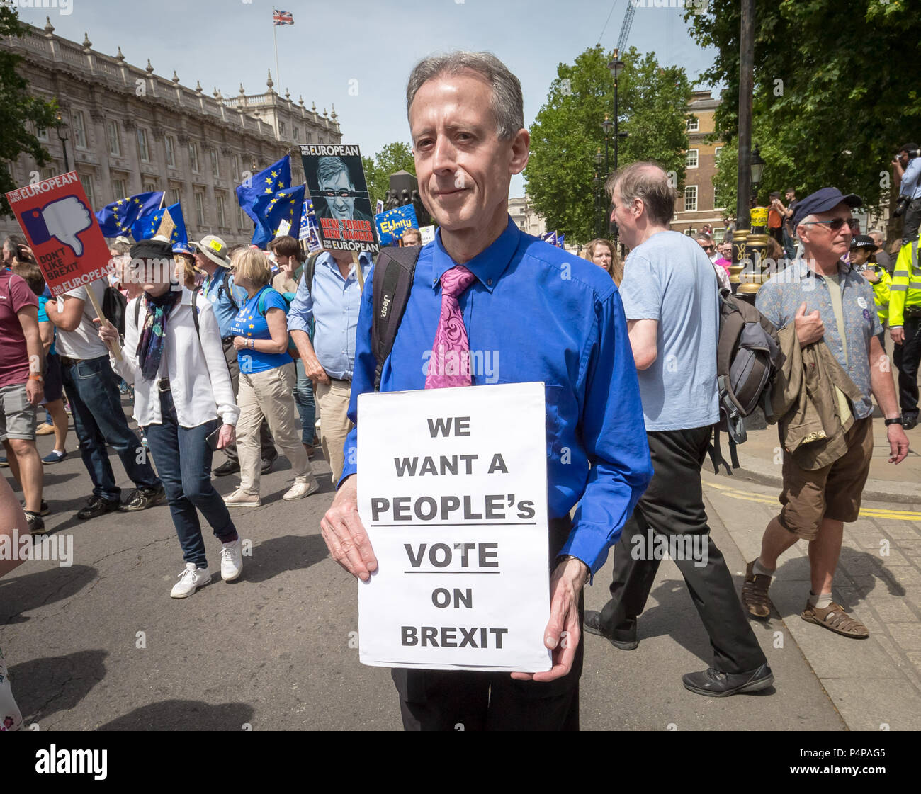 Londres, Royaume-Uni. 23 Juin, 2018. Anti-Brexit protester : plus de 100 000 personnes fréquentent le vote d' 'pro-UE mars pour demander un référendum sur le mandat de deux ans Brexit sur de la voix. Crédit : Guy Josse/Alamy Live News Banque D'Images