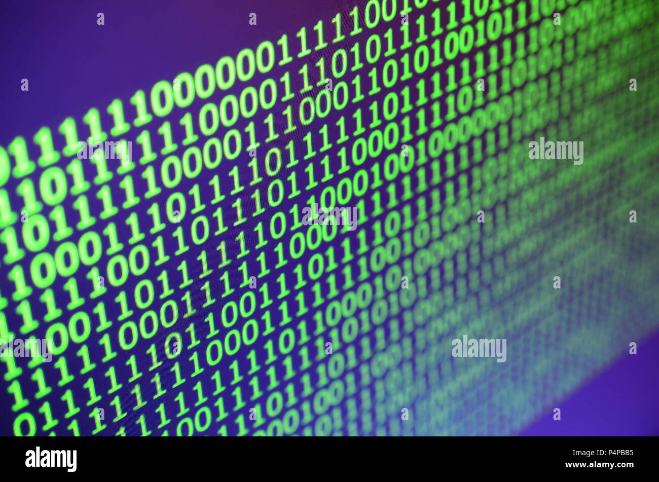 Plan Macro sur un code binaire sur le moniteur d'un ordinateur de bureau. Le concept de l'œuvre du programmeur. Le flux d'informations numériques chaînes . Banque D'Images