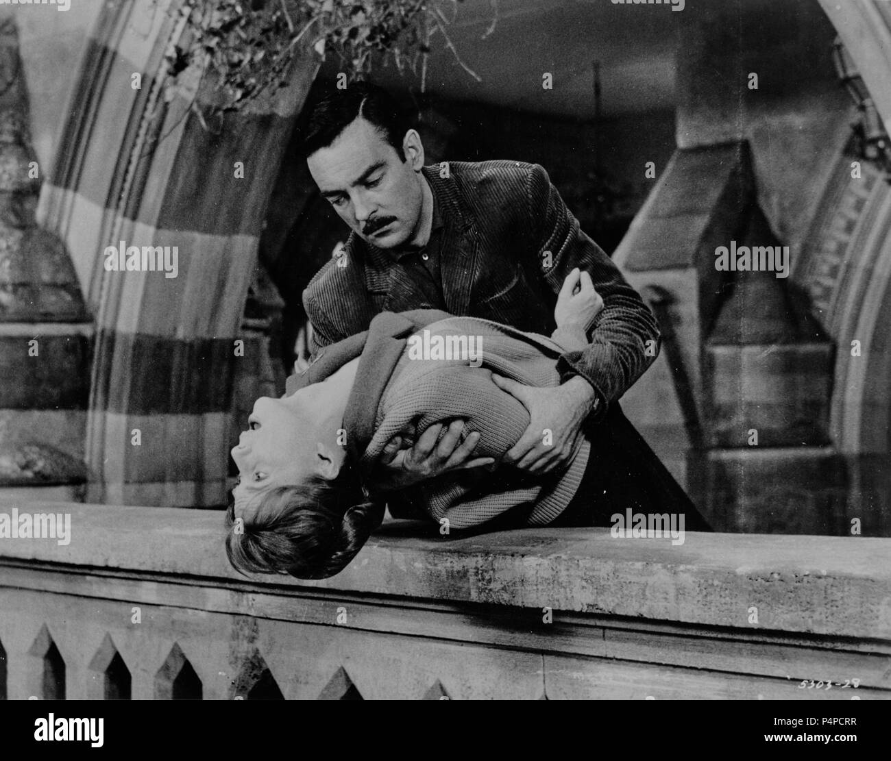 Titre original : HAUNTING, THE. Titre en anglais : HAUNTING, THE. Film Réalisateur : ROBERT WISE. Année : 1963. Stars : Julie Harris, Richard Johnson. Credit : M.G.M. / Album Banque D'Images