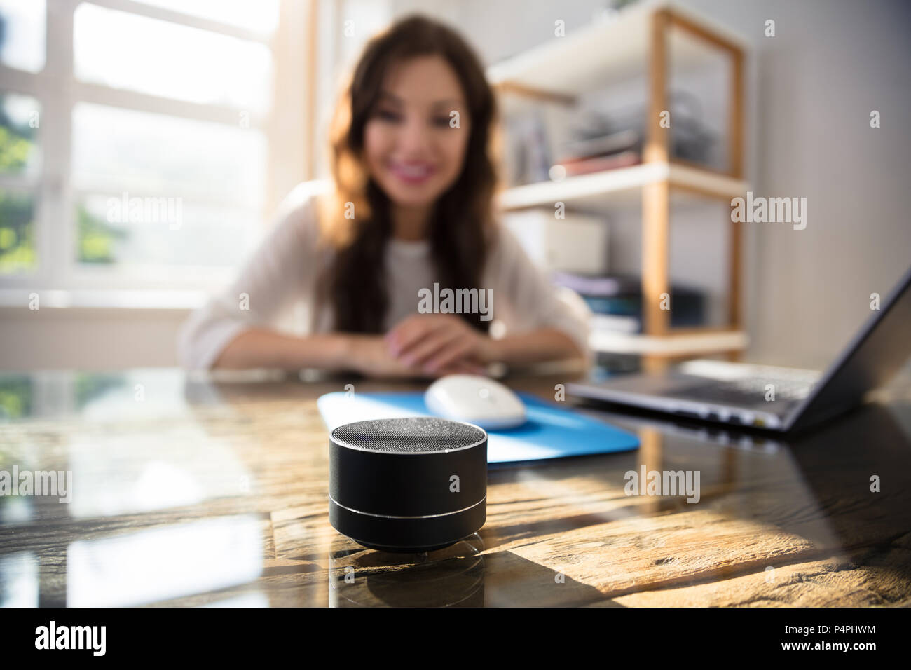 Close-up de l'accès sans fil à l'Orateur en face de Businesswoman Listening to Music Banque D'Images