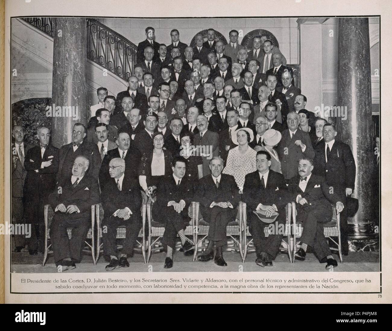 JULIAN BESTEIRO Y LOS SECRETARIOS VIDARTE Y ALDASORO CON EL PERSONAL TECNICO Y ADMINISTRATIVO del Congreso. Emplacement : CONGRESO DE LOS DIPUTADOS-BIBLIOTECA, MADRID, ESPAGNE. Banque D'Images