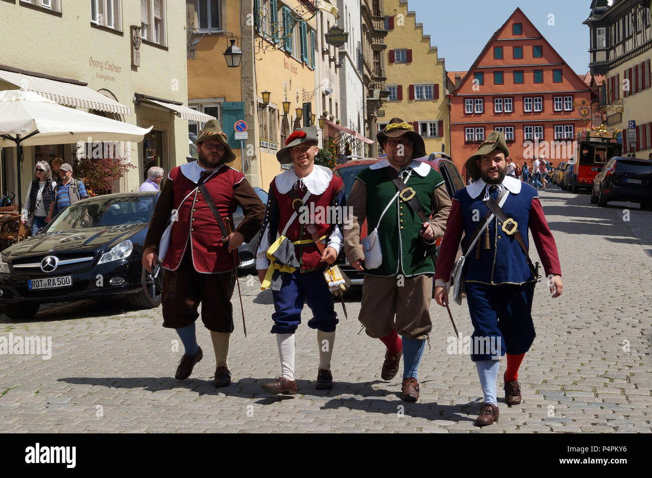Quatre braves soldats dans les rues de Rothenburg ob der Tauber (forteresse rouge au-dessus de la Tauber). Banque D'Images