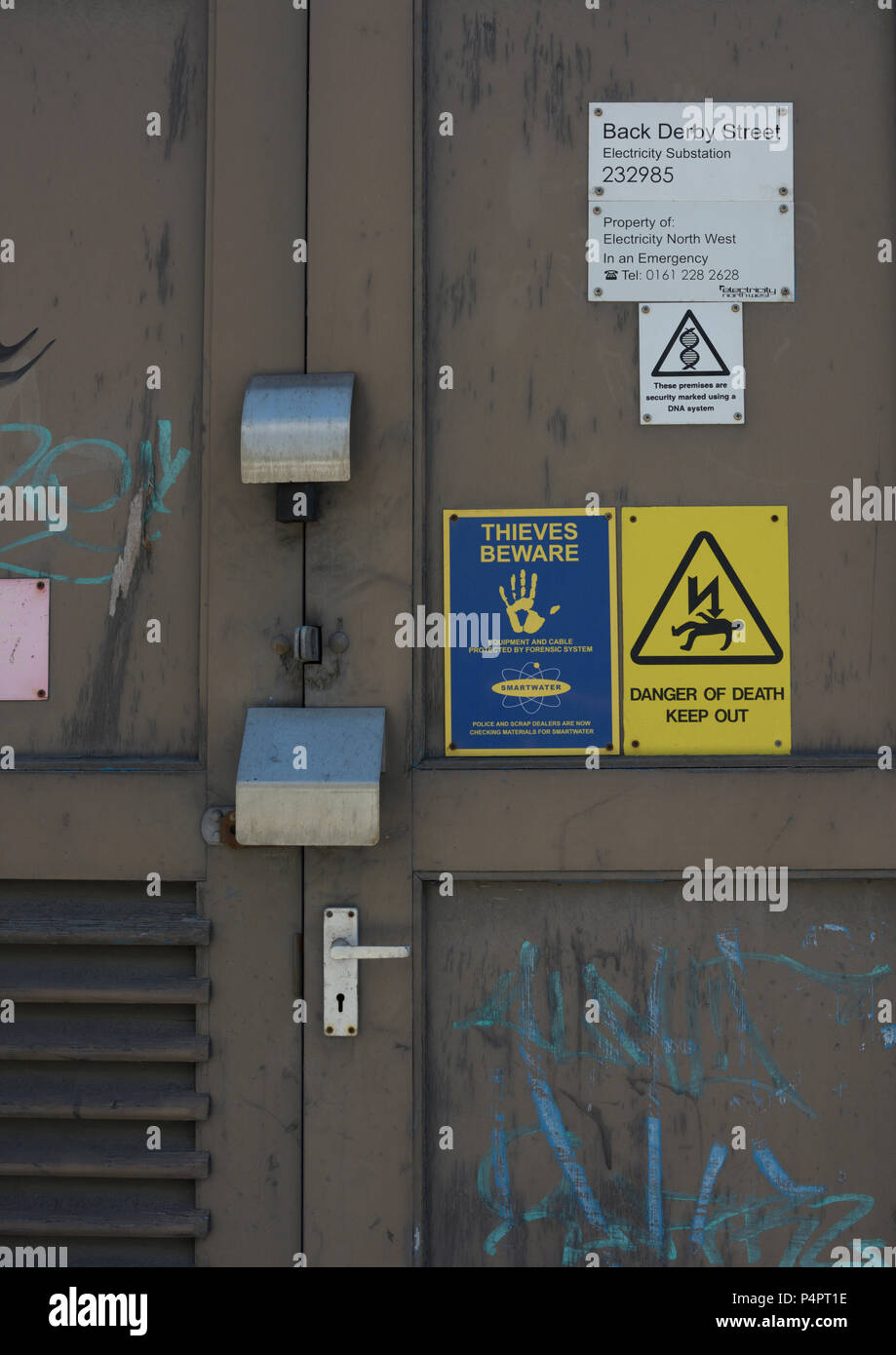 signe de danger de mort sur la porte de la sous-station d'électricité à bury lancashire royaume-uni Banque D'Images