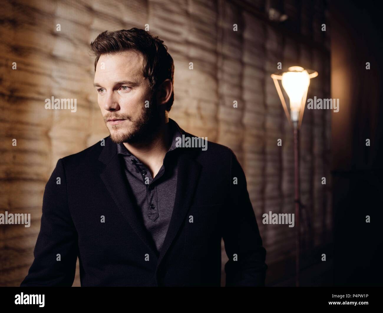 Titre original : JURASSIC WORLD. Titre en anglais : JURASSIC WORLD. Directeur de film : COLIN TREVORROW. Année : 2015. Stars : Chris PRATT. Credit : Amblin Entertainment / Album Banque D'Images