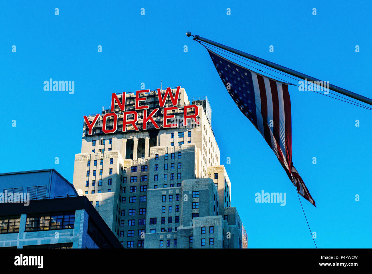 Novembre 2013 hiver New Yorker signe à Manhattan Midtown hôtel avec drapeau, New York, United States Banque D'Images