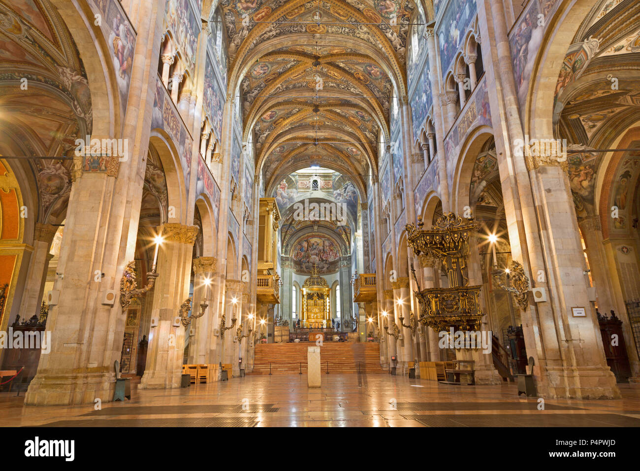 Parme, Italie - 16 avril 2018 : La nef de cathédrale - Dome - Assomption de la Bienheureuse Vierge Marie. Banque D'Images