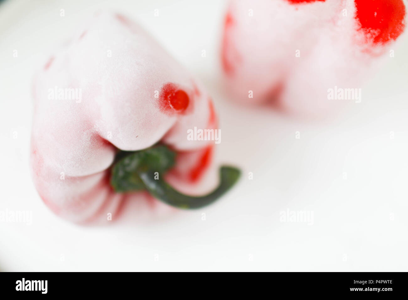Poivron rouge congelée. Sur fond blanc Banque D'Images