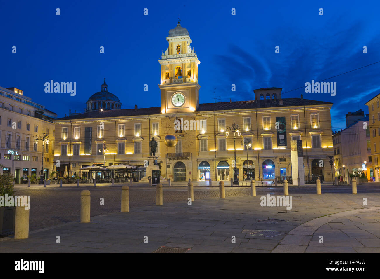 Parme, Italie - 18 avril 2018 : le palais Palazzo del Governatore - Palais du Gouverneur à Piazza Garibaldi au crépuscule. Banque D'Images